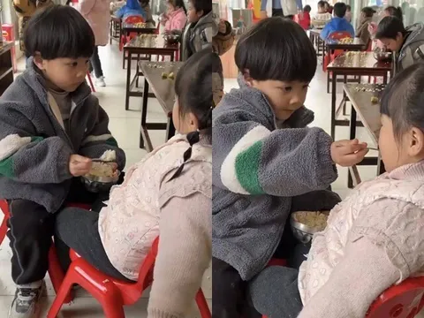 Cô giáo gửi ảnh con trai ở trường, mẹ hốt hoảng vì hành động của bé dành cho bạn gái xinh nhất lớp