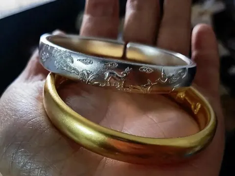 2 cháu đầy tháng, mẹ chồng tặng con tôi chiếc vòng bạc, con của chị dâu vòng vàng, 3 ngày sau một bất ngờ đến