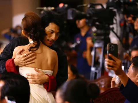 Liên Bỉnh Phát ôm chầm Ngọc Kayla khi thắng Giải Mai Vàng 2025