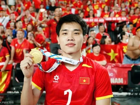 Đình Bắc "trĩu vai" với loạt danh hiệu cá nhân