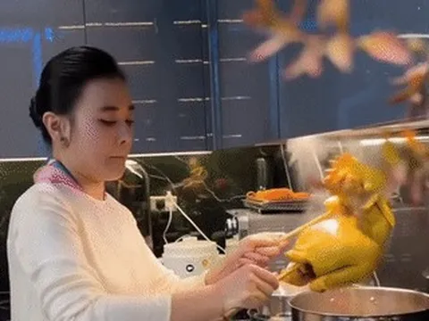 Hình ảnh diễn viên Phương Oanh luộc gà, đồ xôi trong căn bếp triệu view gây sốt