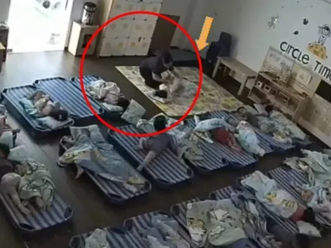 Camera trường mẫu giáo Việt ghi lại cảnh người lạ tiếp cận con gái giờ ngủ trưa, hành động tiếp theo khiến mẹ sững sờ