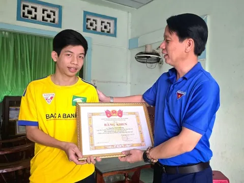 Tặng bằng khen nam sinh hỗ trợ phi công sau vụ rơi máy bay ở Đắk Lắk