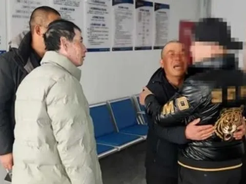 Anh trai mang tấm ảnh ố vàng, vượt 900km tìm em mất tích hơn 20 năm