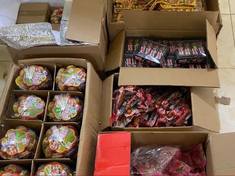 Phát hiện xe ô tô vận chuyển hàng nghìn thực phẩm không rõ nguồn gốc