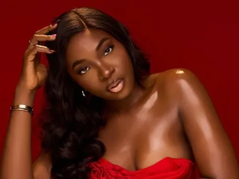 Nữ ca sĩ 26 tuổi qua đời do bị rắn độc cắn