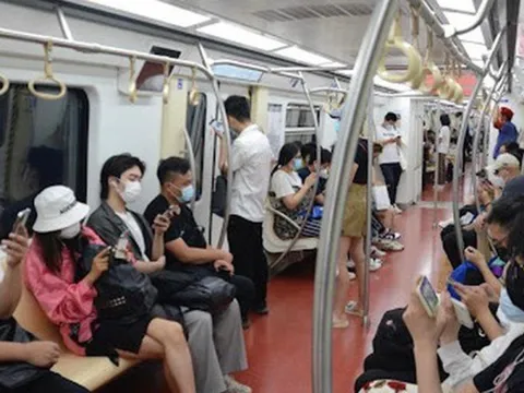 Câu chuyện trên tàu điện ngầm khiến tôi nhận ra khoảng cách giáo dục giữa các gia đình