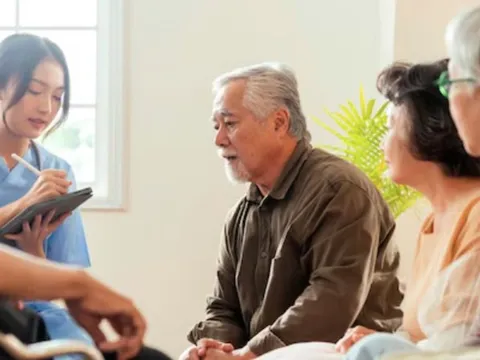 Con cái công thành danh toại, cha mẹ phải vào viện dưỡng lão trong lặng lẽ