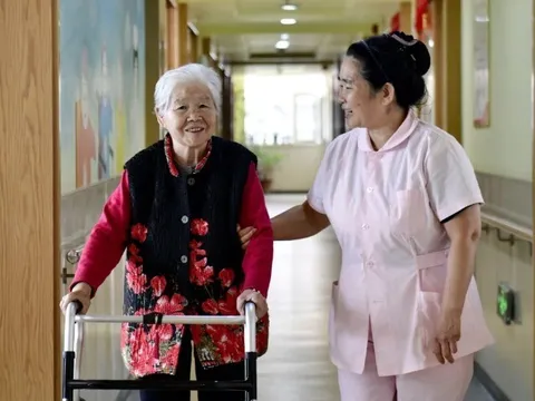 Tưởng vào viện dưỡng lão là có "tuổi già an nhàn", 6 tháng sau tôi vỡ mộng nhận ra: Ở nhà thuê giúp việc là sướng nhất!