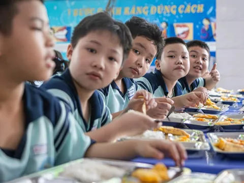 Bữa cơm bán trú tại trường tiểu học ở TP.HCM