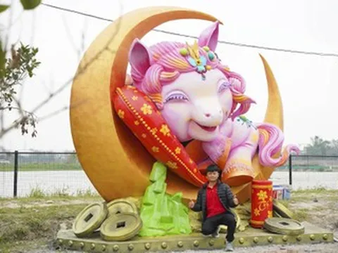 Linh vật ngựa khổng lồ bán hơn 222 triệu, toàn bộ tiền dành hỗ trợ người nghèo