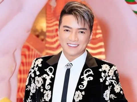 Ca sĩ Đàm Vĩnh Hưng tìm bình yên sau biến cố, mở quán bán cà phê ở tuổi 55