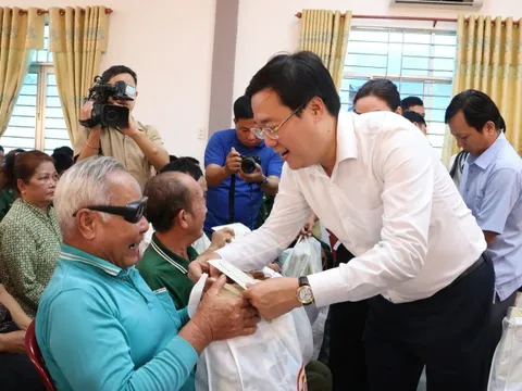 Phó Bí thư Thường trực Thành ủy TPHCM Lê Quốc Phong thăm, tặng quà tại Đồng Tháp