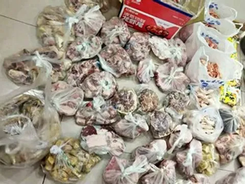 Không về quê ăn Tết, người phụ nữ U60 được mẹ 'tiếp tế' 7 thùng quà