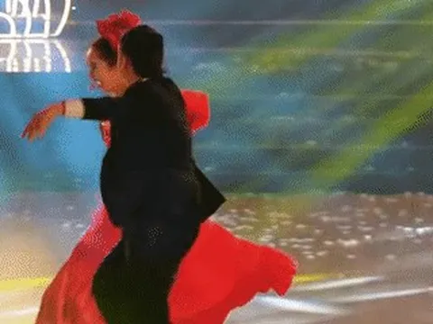 Khánh Thi khiêu vũ nóng bỏng bên Chí Anh trong tiệc cuối năm