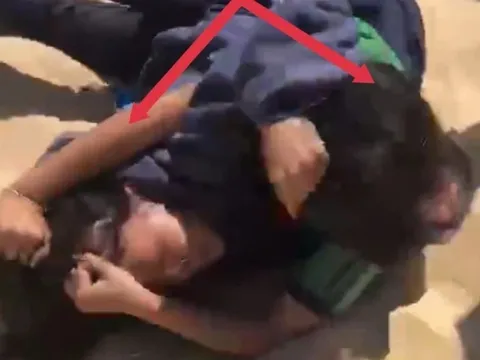 Nữ sinh đánh nhau, công an xã 'phạt' chải tóc để làm hoà