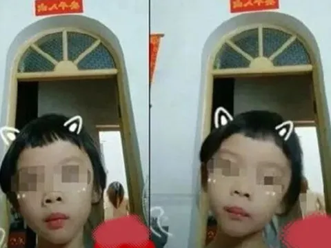Bé gái nghịch điện thoại quay livestream, hình ảnh người mẹ phía sau khiến nhiều người "đỏ mặt"