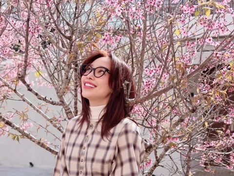 Ca sĩ Tóc Tiên "đốn tim" người hâm mộ bên mai anh đào