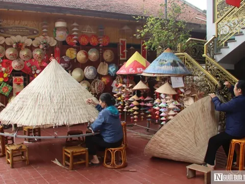 Du khách thích đến làng Chuông nhưng... ngại mua nón mang về