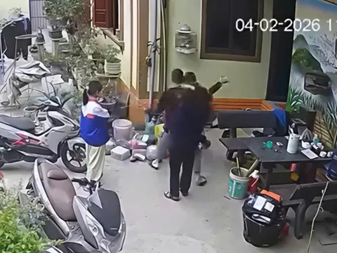 Clip bố lao đến nhà tát bạn con và câu hỏi: Làm gì nếu con bị bạn đánh