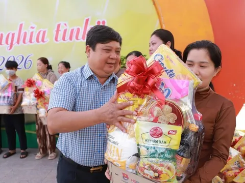 Trao 750 phần quà cho người nghèo, công nhân xa quê, trẻ em vượt khó học tốt