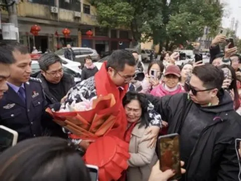 Để lạc con trai 5 tuổi trước quán ăn, bố mẹ mòn mỏi tìm suốt 36 năm