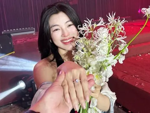 'Diễm xưa' Lan Thy được bạn trai nhạc trưởng cầu hôn