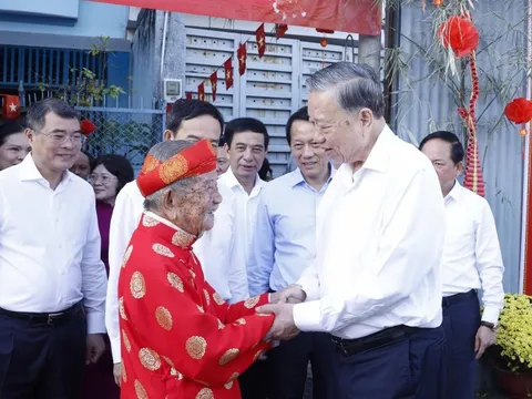 Tổng Bí thư Tô Lâm thăm và chúc Tết nhà nghiên cứu Nguyễn Đình Tư tại TPHCM