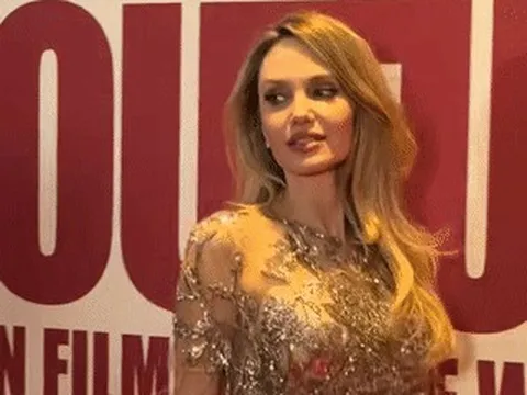 Diễn viên Angelina Jolie diện váy xuyên thấu, đẹp ngút ngàn ở tuổi 51