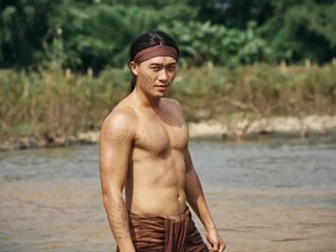 Mỹ nam 1m8 đóng khố, nhuộm răng đen khoe body 6 múi trong phim Tết