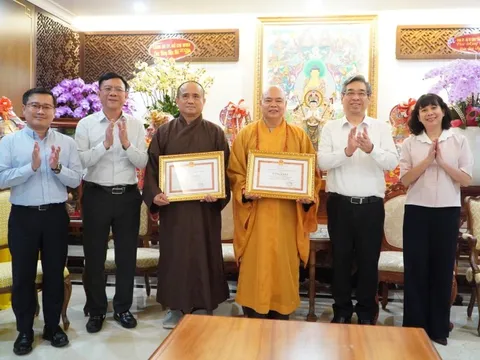 Lãnh đạo TPHCM trao bằng khen cho Thượng tọa Thích Thanh Phong và Thích Tâm Hải