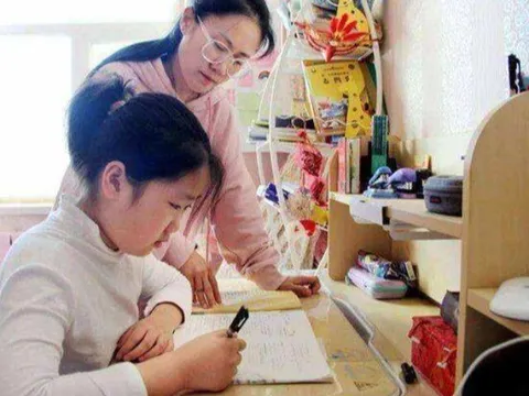 Kiểm tra bài tập làm văn của con, bố rùng mình khi đứa trẻ viết: "Bố em đã mất!", lý do quá đáng yêu