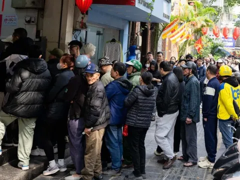 Xếp hàng cả trăm mét mua nem chua ở Hà Nội: Người phải chờ 50 khách, kẻ được "chen hàng" nhờ tấm thẻ đặc biệt