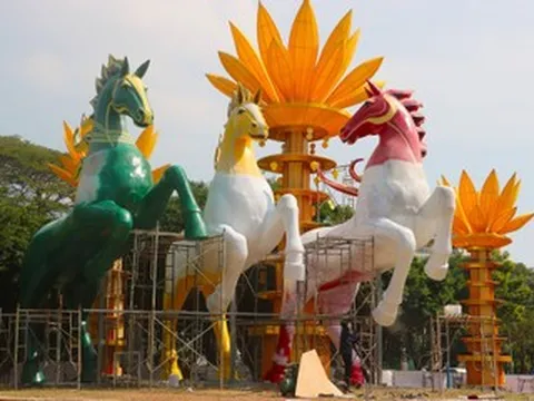 Lộ diện cụm linh vật ngựa khổng lồ 'phi nước đại' ra biển đón Tết 2026