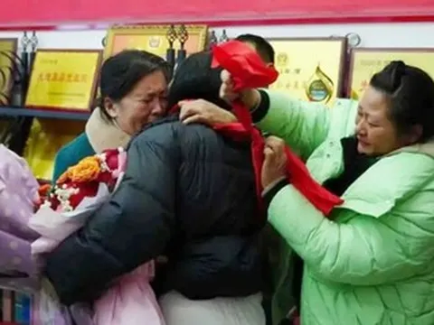 Vợ bế con mất tích 31 năm, chồng nghẹn ngào đoàn tụ nhờ một video