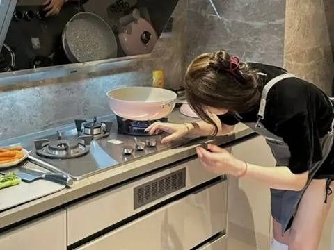 Con trai ngày càng thân thiết giúp việc trẻ đẹp, bố mẹ tá hỏa khi biết nguyên nhân