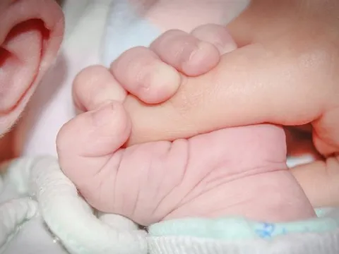 Điện thoại rơi trúng đầu, em bé 2 tháng tuổi bị chấn thương sọ não