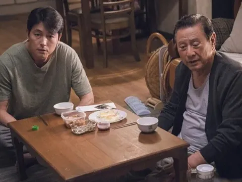 Bố vợ từ quê lên vay 20 triệu sắm Tết mà con rể không cho, chỉ đưa 1 túi quà nhỏ, dặn về nhà hãy mở ra