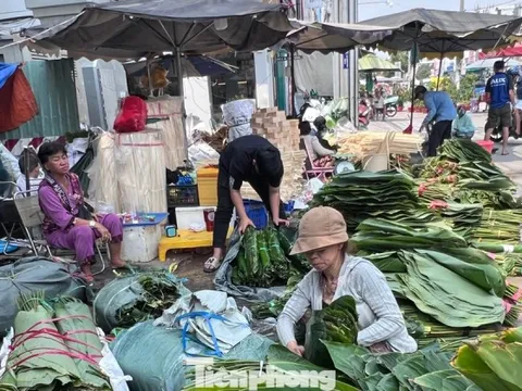 Ngỡ ngàng với chợ lá dong 'mỗi năm mở một lần' ở TPHCM