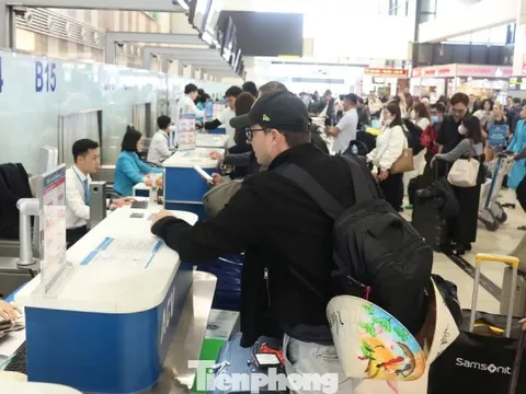 Sân bay Nội Bài đông nghịt