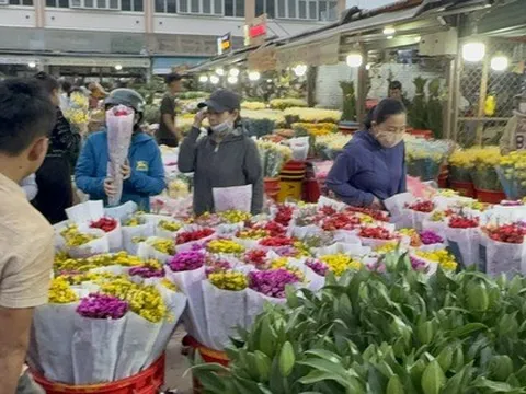 Hoa Tết ùn ùn đổ về chợ đầu mối, hoa hồng Valentine ế nhệ