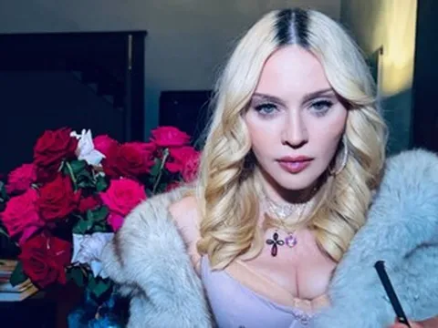 Ca sĩ Madonna diện nội y gợi cảm, tình tứ bên bạn trai kém 38 tuổi