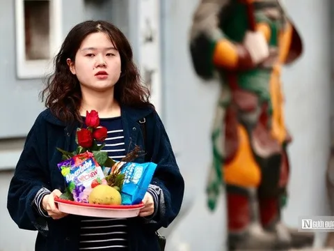 Nam thanh nữ tú đến một ngôi chùa ở Hà Nội cầu duyên ngày Valentine