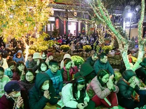 Cách chuẩn bị mâm cúng ở chùa đêm giao thừa tết Bính Ngọ 2026