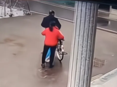 Đi làm xa gửi con về quê ăn Tết với ông bà nội, mẹ òa khóc khi xem camera ở nhà