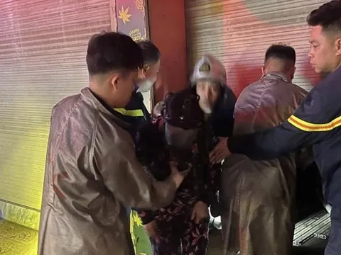 Giải cứu 3 người mắc kẹt trong vụ cháy ở Hà Nội rạng sáng 29 Tết