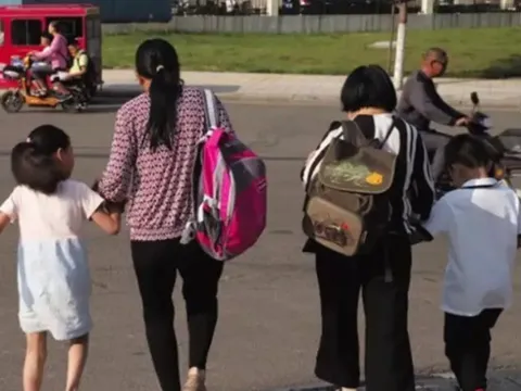 Đứa trẻ được nuôi dạy từ bố mẹ giàu có và nghèo khó, sự khác biệt quá rõ rệt khi trưởng thành