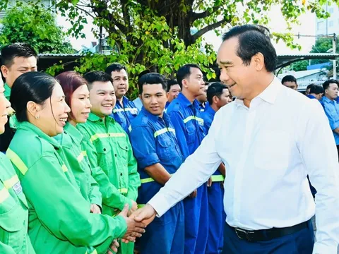Chủ tịch UBND TPHCM động viên công nhân vệ sinh môi trường làm việc ngày cuối năm