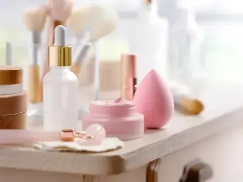 Dọn tủ đồ trang điểm: Những sản phẩm quá hạn cần vứt bỏ