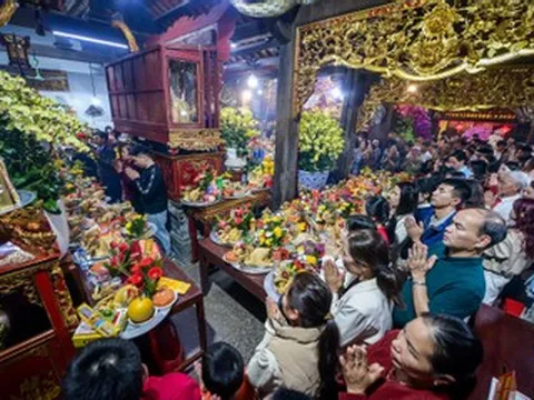 Đêm giao thừa, cả làng ở Ninh Bình mang mâm xôi gà đi lễ Phủ